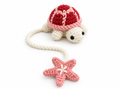 Tortue rouge et rose au crochet avec étoile de mer rose
