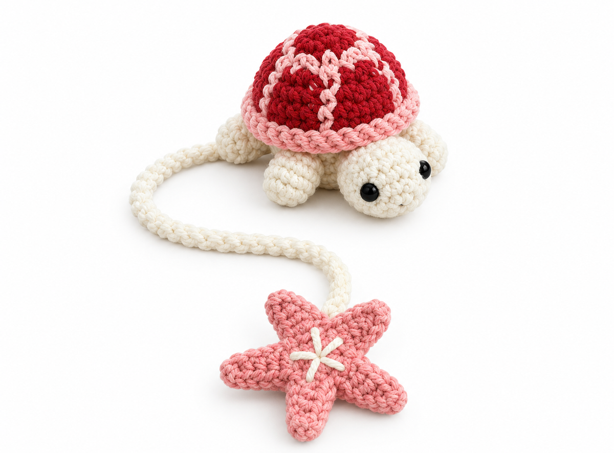Tortue rouge et rose au crochet avec étoile de mer rose